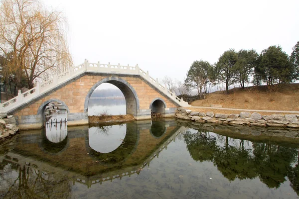 Ponte di pietra in stile tradizionale cinese sulla neve — Foto Stock