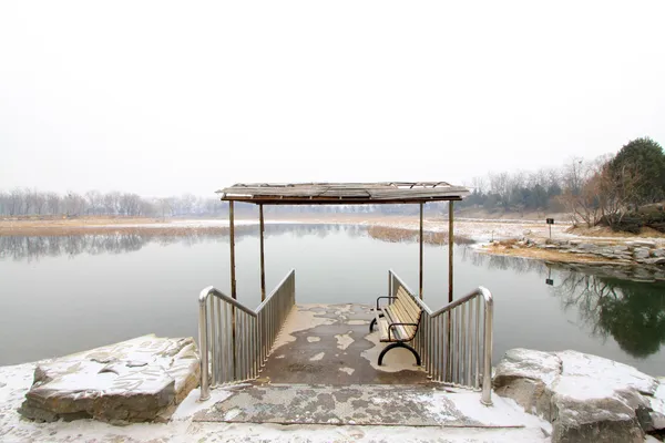 Crude facilities in the river — Stock Photo, Image