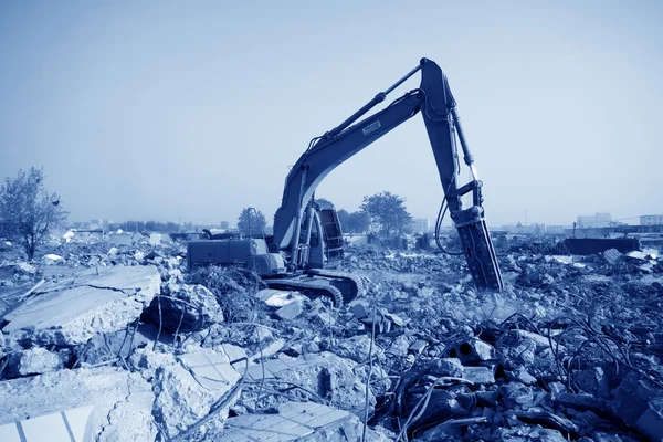 Excavator in the construction debris clean up site — Stock Photo, Image
