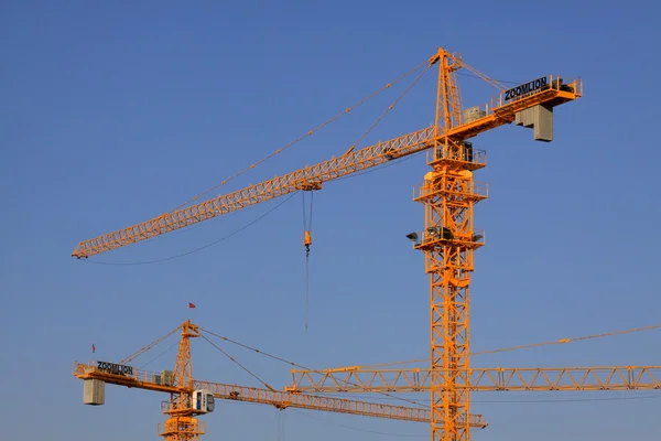 Bau eines mehrstöckigen Gebäudes — Stockfoto