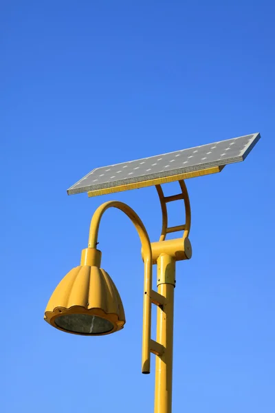 Luz de rua solar — Fotografia de Stock