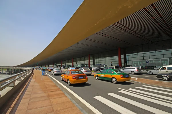 A cena de T3 aeroporto edifício estacionamento — Fotografia de Stock