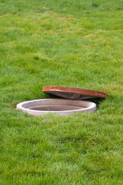 bir parkta çim altında su geçişleri