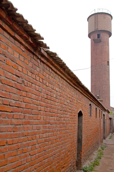 Wieża ciśnień z czerwonej cegły i przechowywania — Zdjęcie stockowe