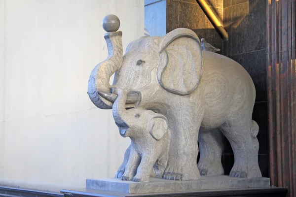 Pierre sculpture artisanat éléphants — Photo