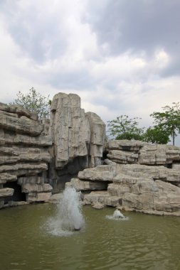 taş döşeli bahçe Peyzaj mimarlığı bir parkta