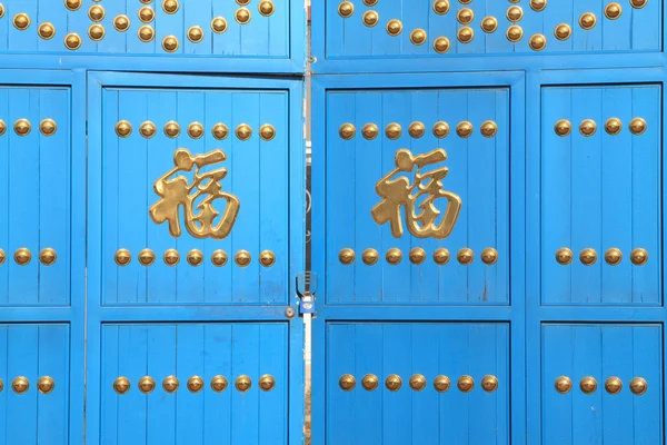 Chinese characters on blue gate — Stock Photo, Image