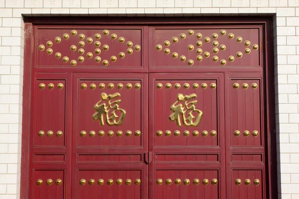 Chinese karakters op rode poort — Stockfoto