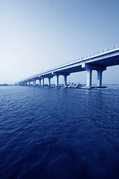 Ponte sul fiume — Foto Stock