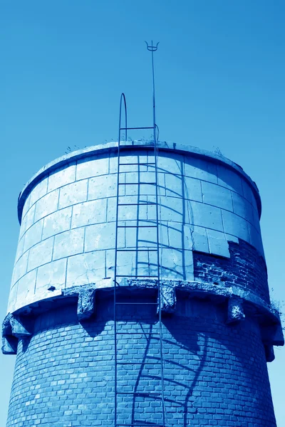 Torre de água de armazenamento de tijolo vermelho — Fotografia de Stock