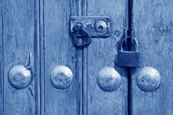 Lock on the yellow wooden door — Stock Photo, Image