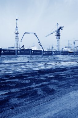 şantiyede kule vinç