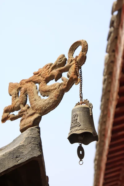 Linda bell i ett hörn i templet — Stockfoto