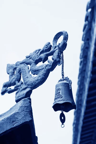 Cloche de vent dans un coin dans le temple — Photo