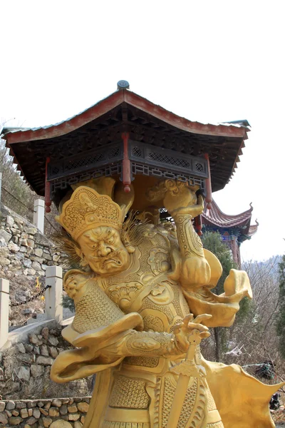 Buddhismen bodhisattva statyer i ett tempel — Stockfoto