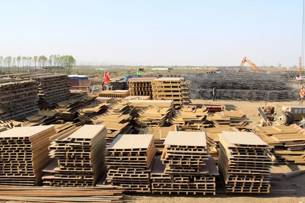 Materiais empilhados em um local de construção, norte da china — Fotografia de Stock