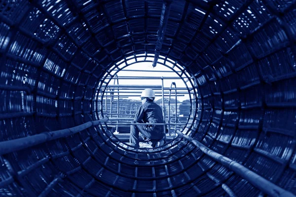 Reinforced component at the construction site and workers — Stock Photo, Image