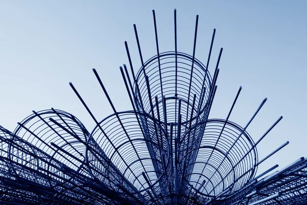 Componente vergalhões de aço em um canteiro de obras — Fotografia de Stock