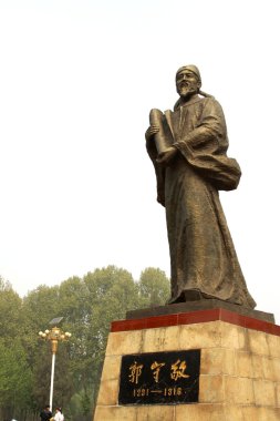 Parktaki bir adamın heykeli. 