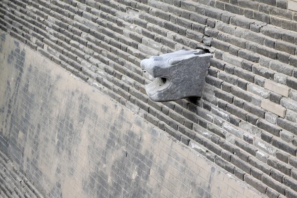 Water outlet of the animal model, gray brick wall, traditional C — Stock Photo, Image