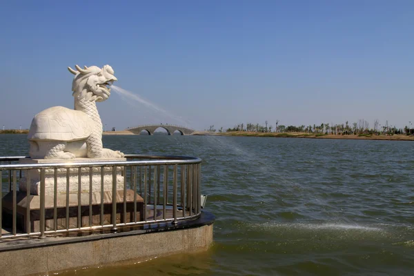 Lion modelling of hydraulic device in a park — Stock Photo, Image