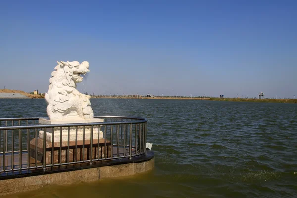 Modelado de leones de dispositivo hidráulico en un parque — Foto de Stock