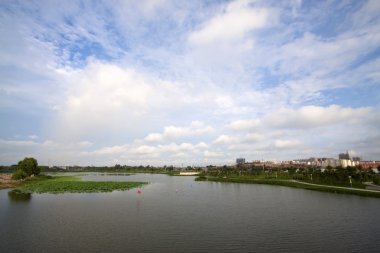 nehir ve Peyzaj mimarlığı altında mavi gökyüzü, Çin