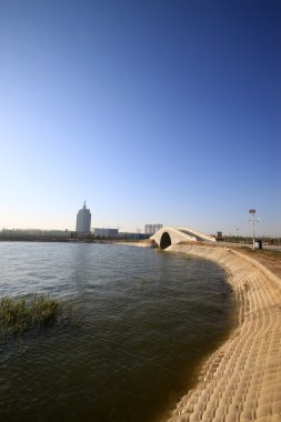 Göl manzara mavi gökyüzünün altında