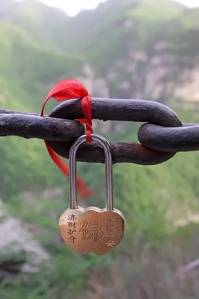 Rostig lås och kedja i Kina — Stockfoto