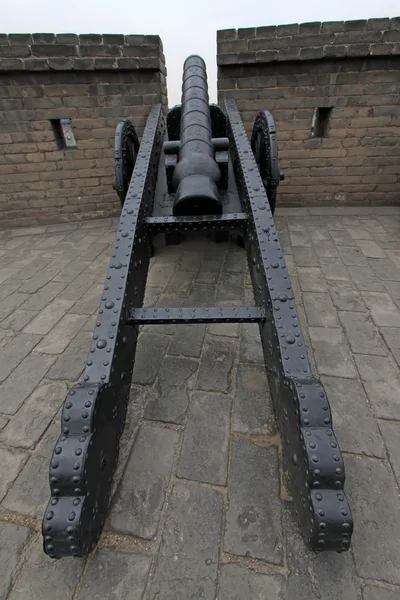 Iron cannon at wall in China — Stock Photo, Image