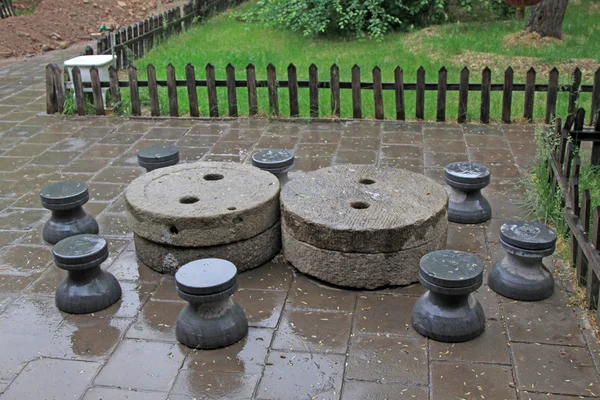 Taburetes y mesas de piedra en China — Foto de Stock