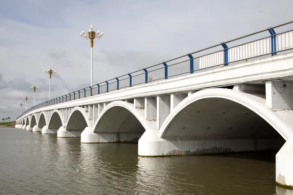 River and bridge with street lights — Stock Photo, Image