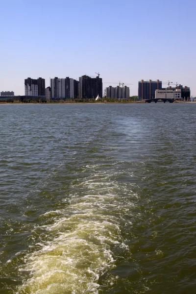 Hohe Gebäude am See — Stockfoto