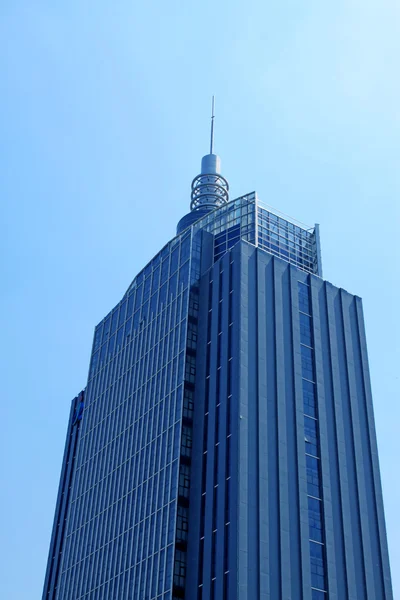 青い空の下で背の高い建物 — ストック写真