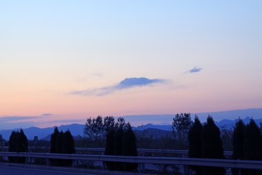 otoyol ve dağ manzarası