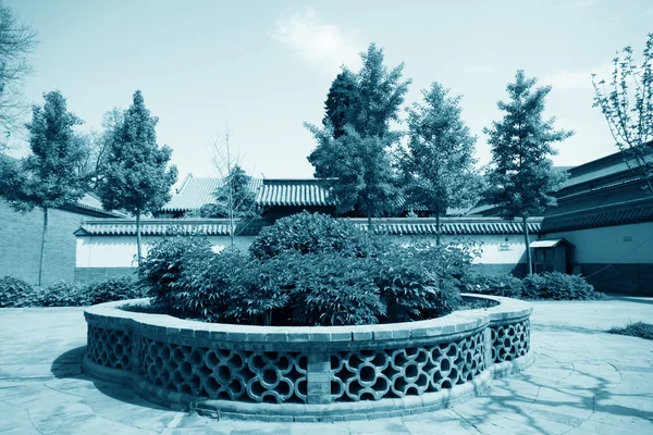 Architecture traditionnelle chinoise dans le parc — Photo