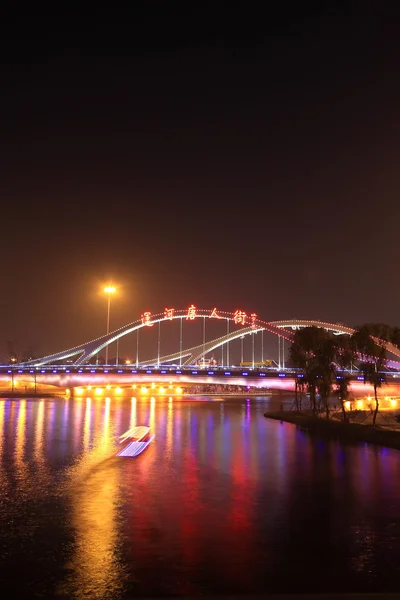 Jembatan malam bercahaya di taman di Cina — Stok Foto
