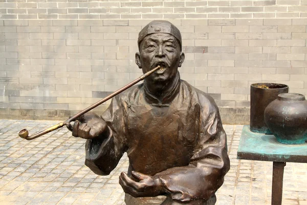 Homem fumando escultura tubo — Fotografia de Stock