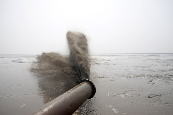 старая канализационная металлическая труба
