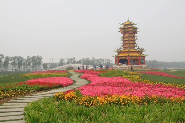 Zes harmonieën pagode met bloemen Stockafbeelding