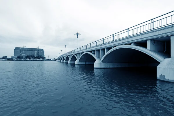 Most przez rzekę — Zdjęcie stockowe