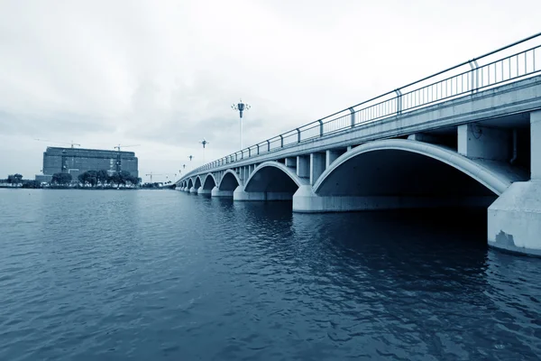 Ponte sul fiume — Foto Stock