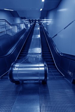 Pekin'de metro istasyonunda yürüyen merdiven