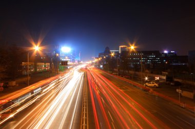 Gece şehir trafik ışıkları