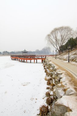 Karda tahta köprü