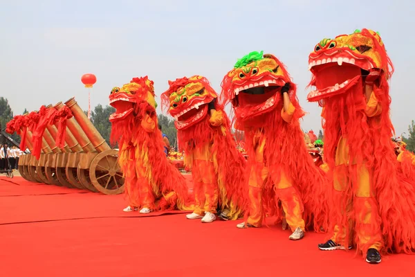 Spectacle de danses de lion en Chine — Photo