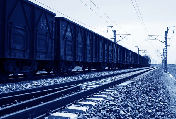 Грузовой поезд на железной дороге — стоковое фото