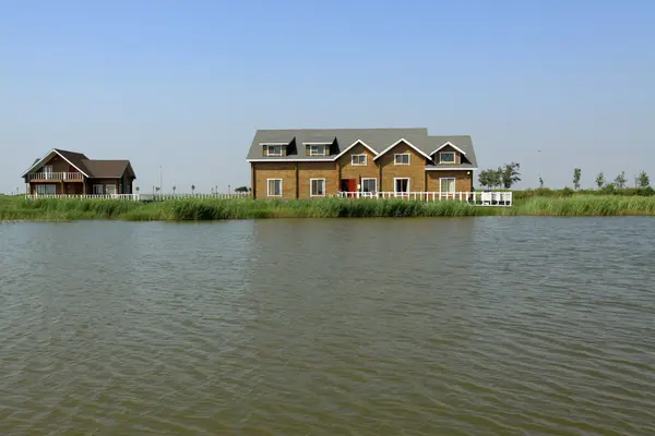 Cottage houses at river — Stock Photo, Image