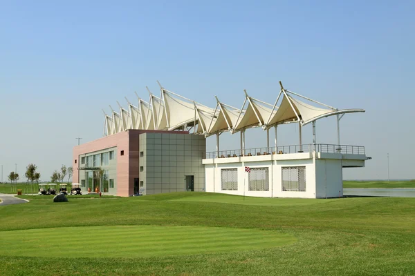 Gebäude für Zuschauer am Golfplatz — Stockfoto