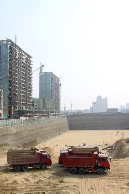yüksek binaların ve bir şantiye kamyon 